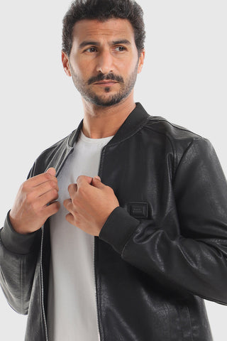 سترة جلدية مبطنة باللون الأسود