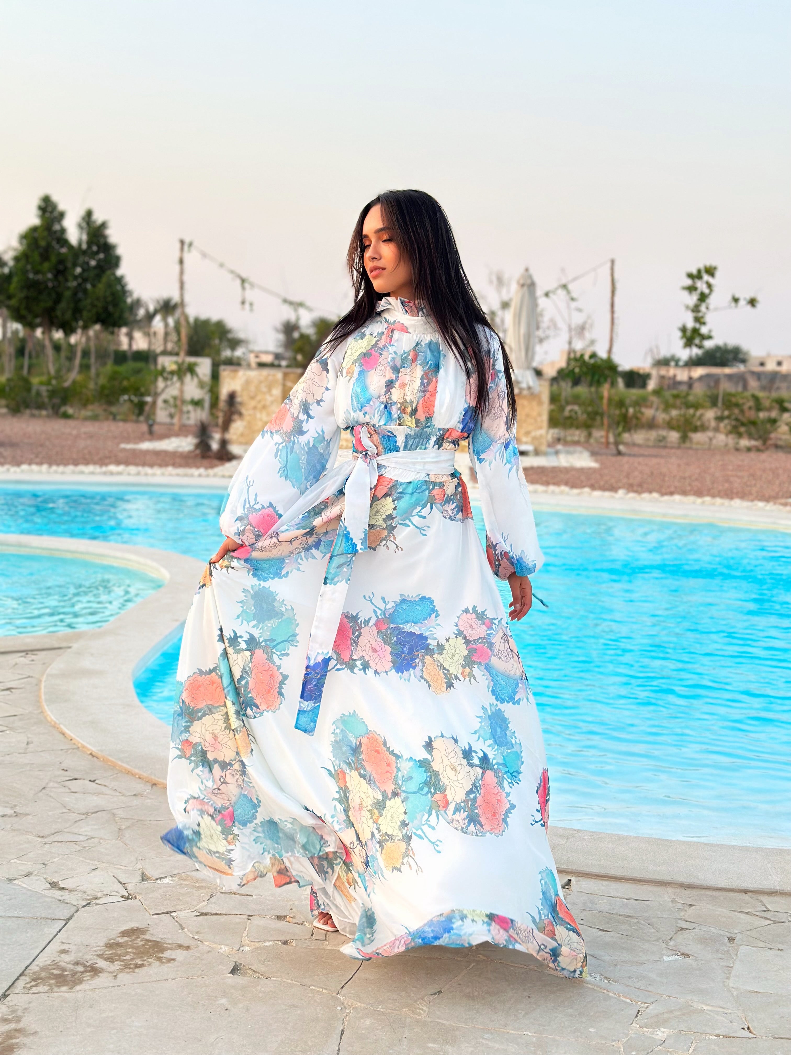فستان شيفون زهري باللون الأبيض الفاتح